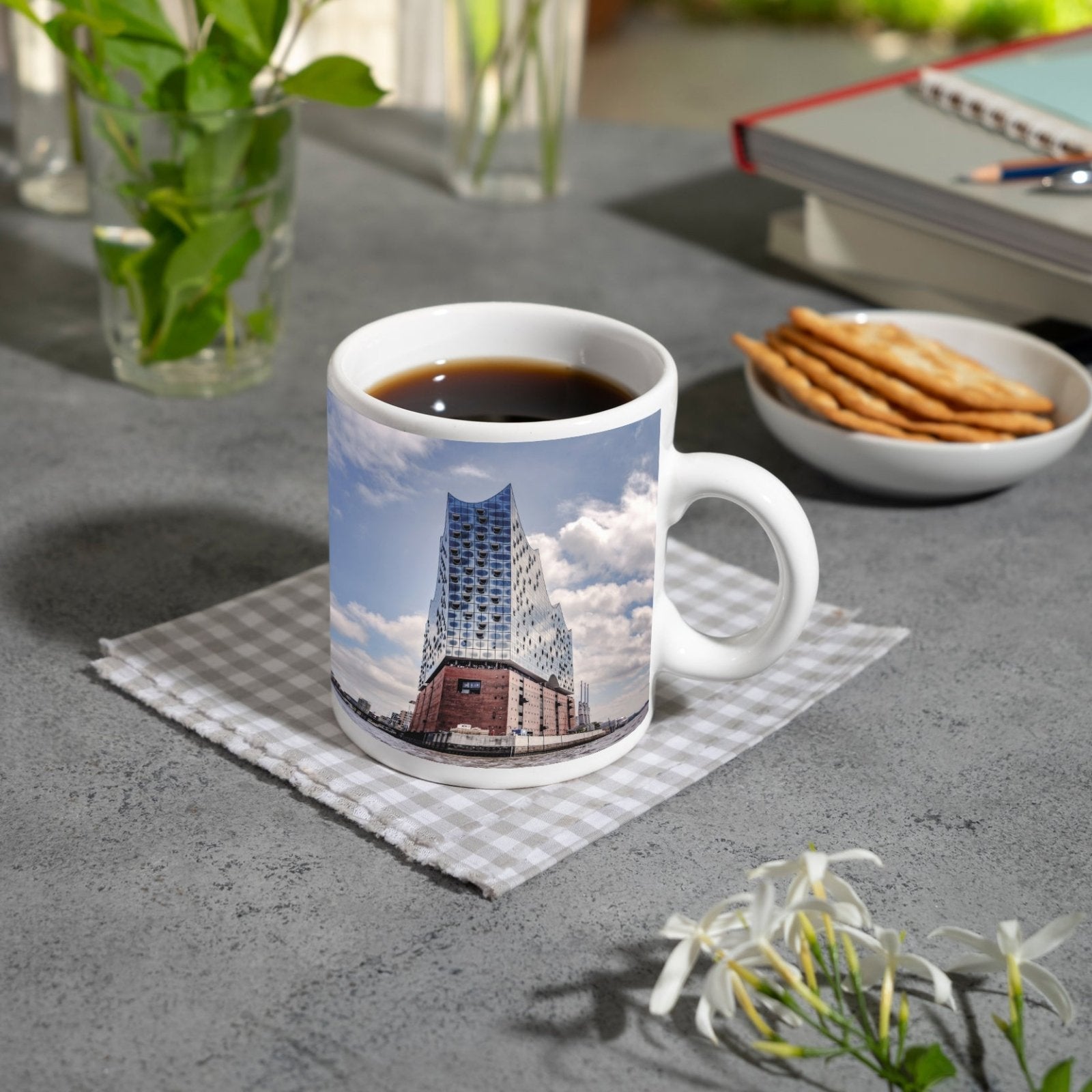 Motivtasse Gläserne Wellen – die Elbphilharmonie am Hafenrand. - deyoli