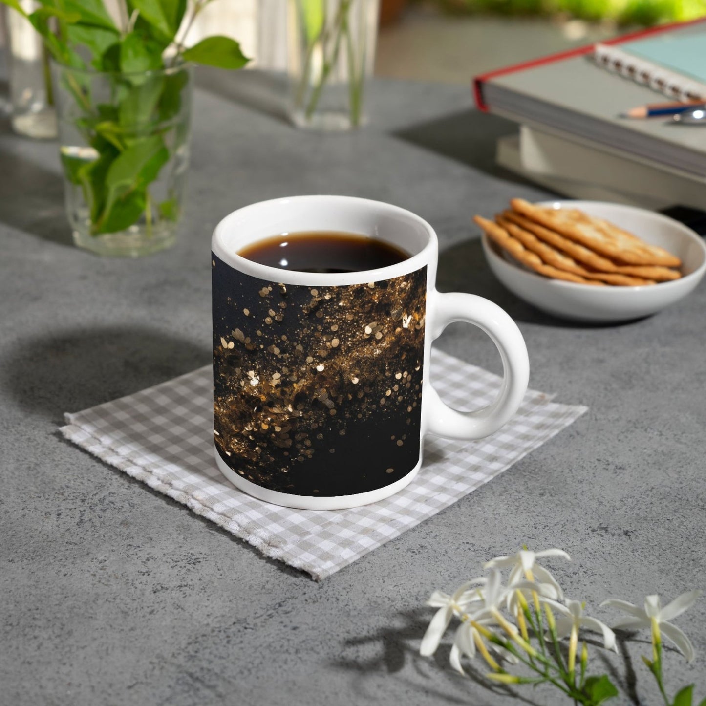 Motivtasse Goldene Funken tanzen über samtiges Schwarz. - deyoli