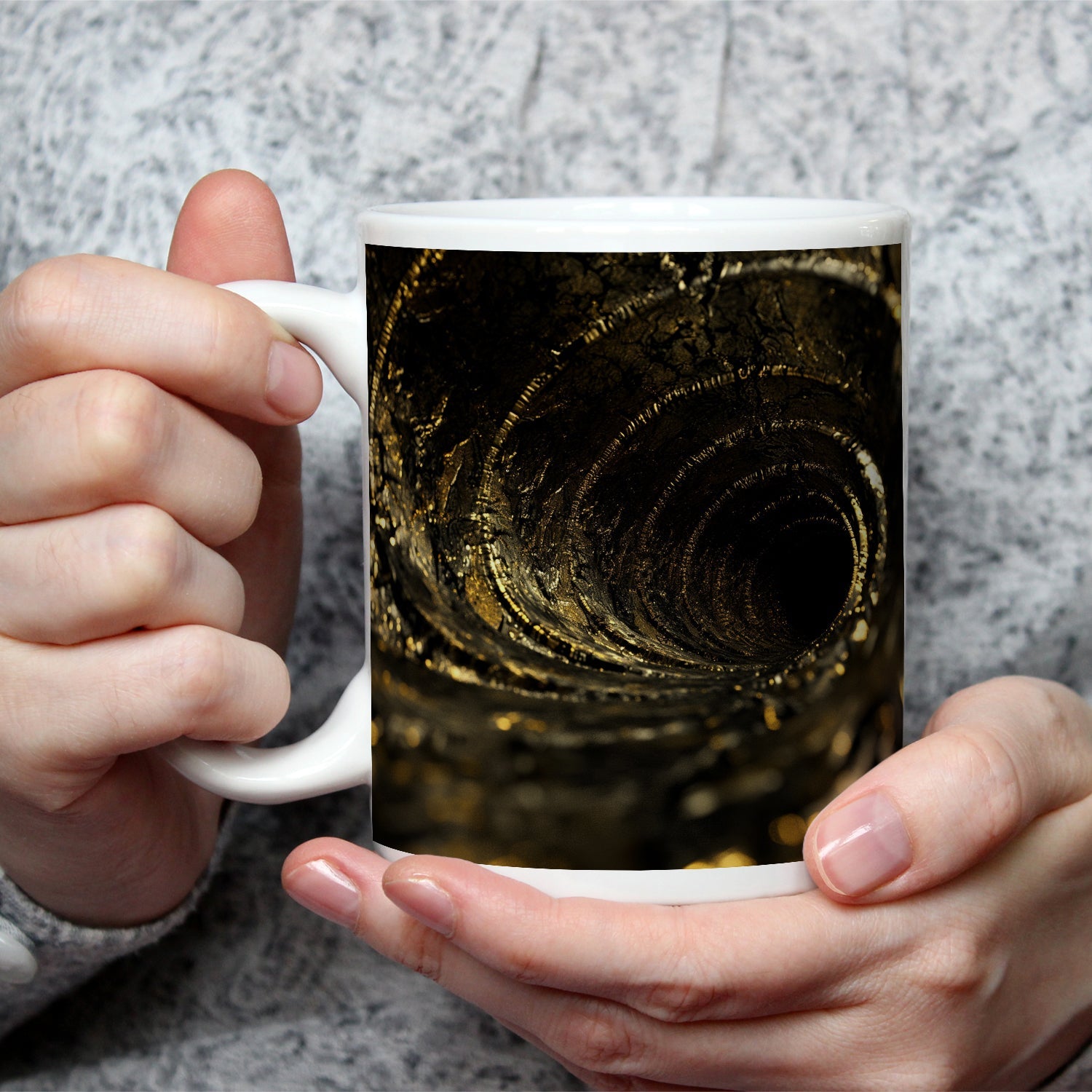 Motivtasse Goldene Spirale – der Abgrund flüstert in Glanz. - deyoli