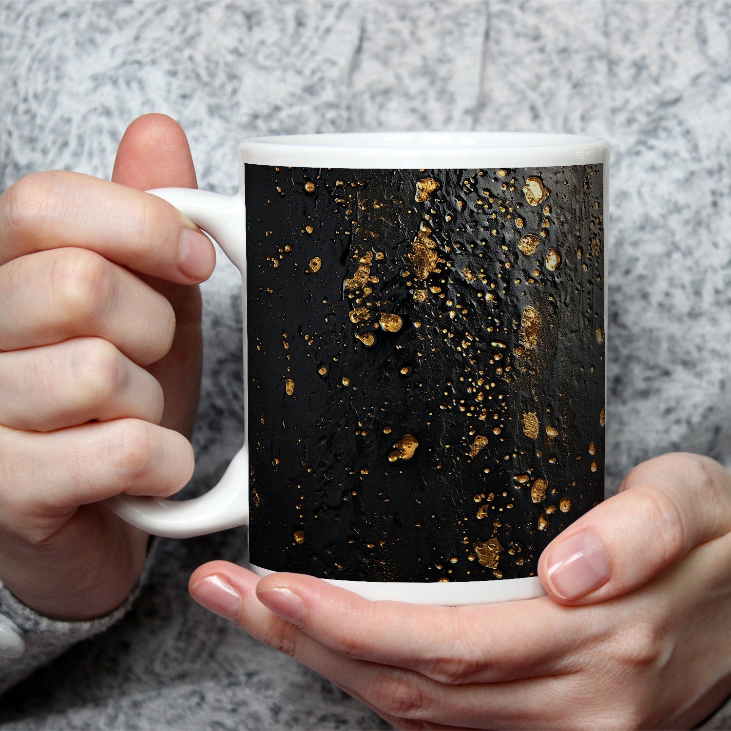 Motivtasse Goldtropfen tanzen auf samtiger Schwarznis. - deyoli