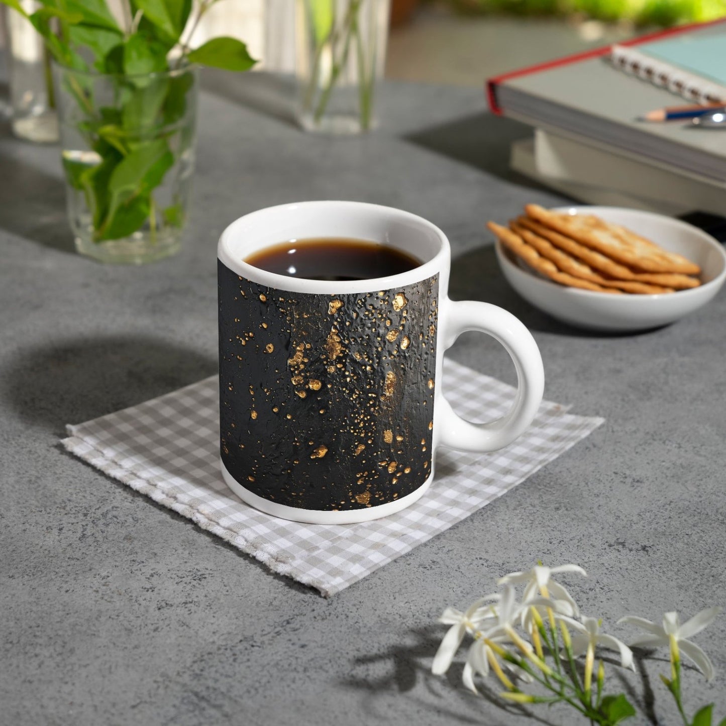Motivtasse Goldtropfen tanzen auf samtiger Schwarznis. - deyoli