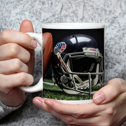 Motivtasse Helm und Ball – bereit fürs große Spiel. - deyoli