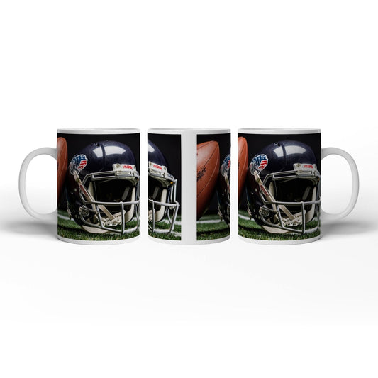 Motivtasse Helm und Ball – bereit fürs große Spiel. - deyoli