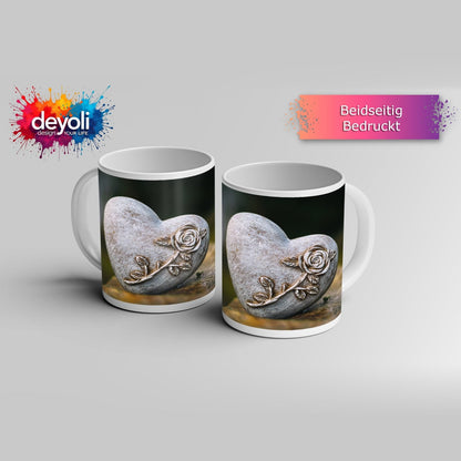 Motivtasse Herz aus Stein – verziert mit einer Rose der Erinnerung. - deyoli