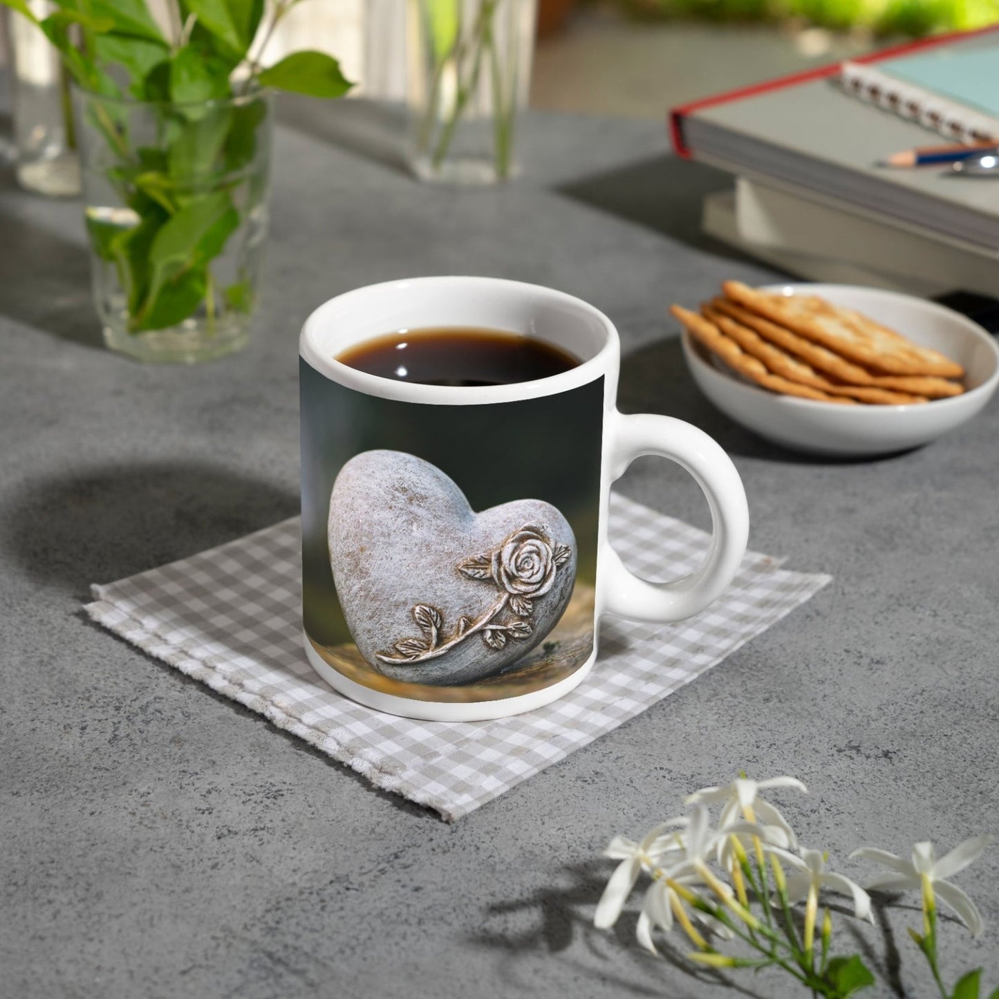 Motivtasse Herz aus Stein – verziert mit einer Rose der Erinnerung. - deyoli