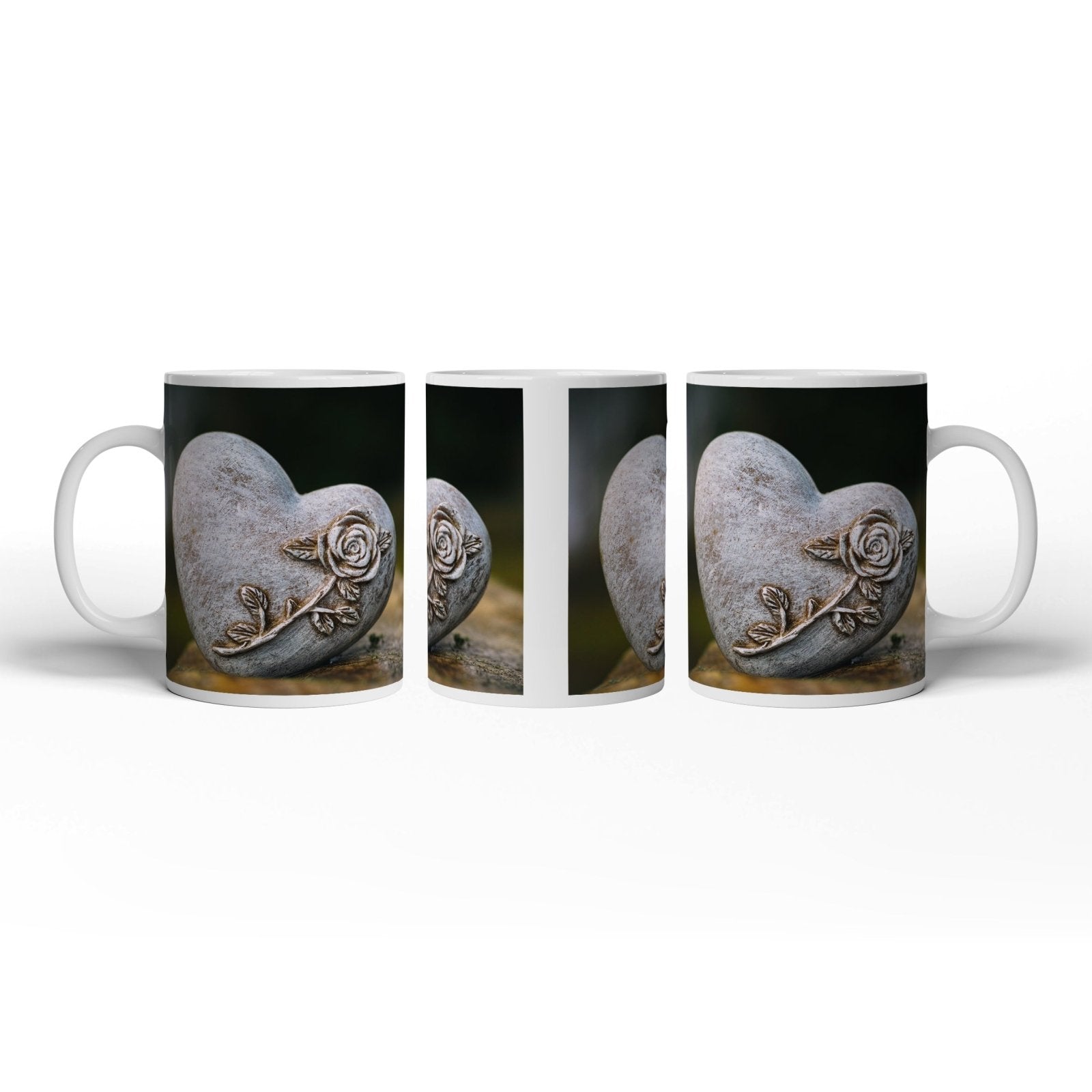 Motivtasse Herz aus Stein – verziert mit einer Rose der Erinnerung. - deyoli