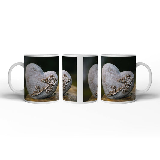 Motivtasse Herz aus Stein – verziert mit einer Rose der Erinnerung. - deyoli