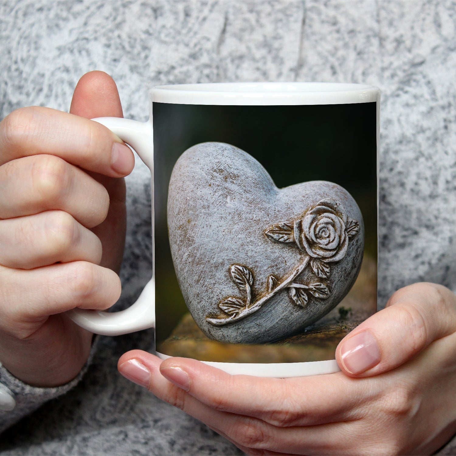 Motivtasse Herz aus Stein – verziert mit einer Rose der Erinnerung. - deyoli