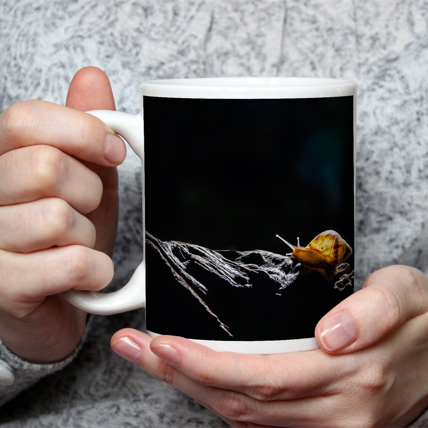 Motivtasse Im Licht der Stille kriecht die Zeit auf weichem Grund. - deyoli