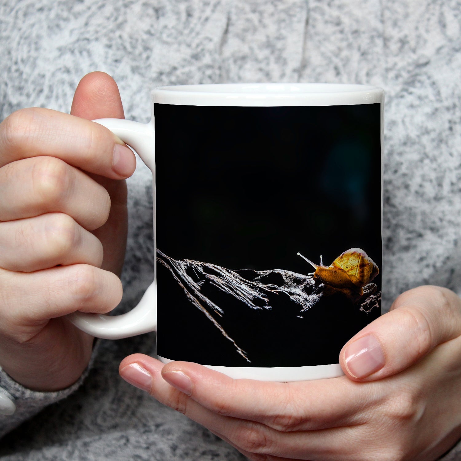 Motivtasse Im Licht der Stille kriecht die Zeit auf weichem Grund. - deyoli