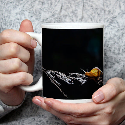 Motivtasse Im Licht der Stille kriecht die Zeit auf weichem Grund. - deyoli