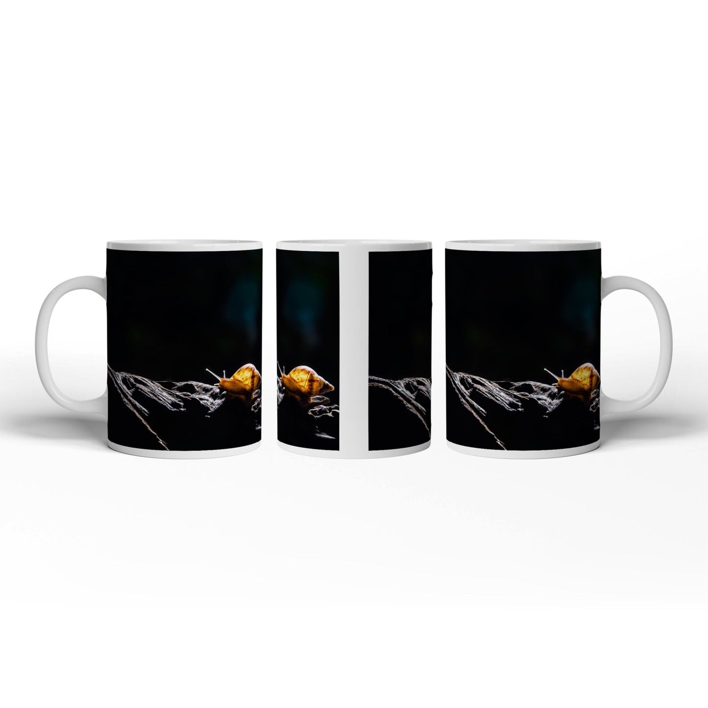 Motivtasse Im Licht der Stille kriecht die Zeit auf weichem Grund. - deyoli