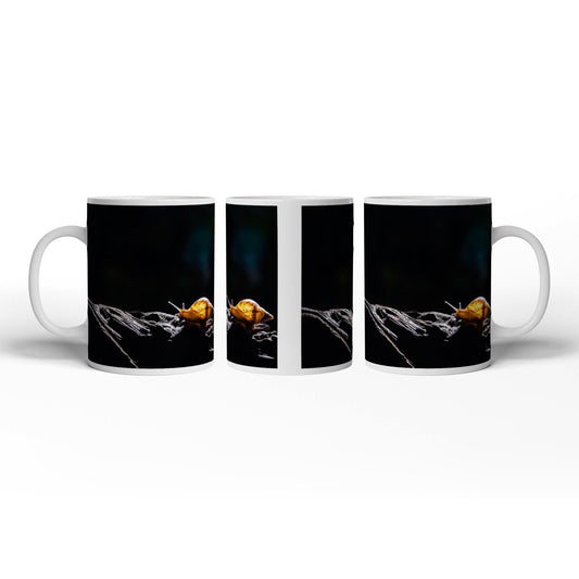 Motivtasse Im Licht der Stille kriecht die Zeit auf weichem Grund. - deyoli
