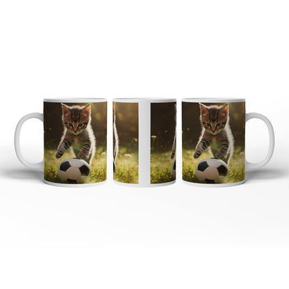Motivtasse Katzenkick – flauschiger Fußballspaß im Sonnenlicht. - deyoli
