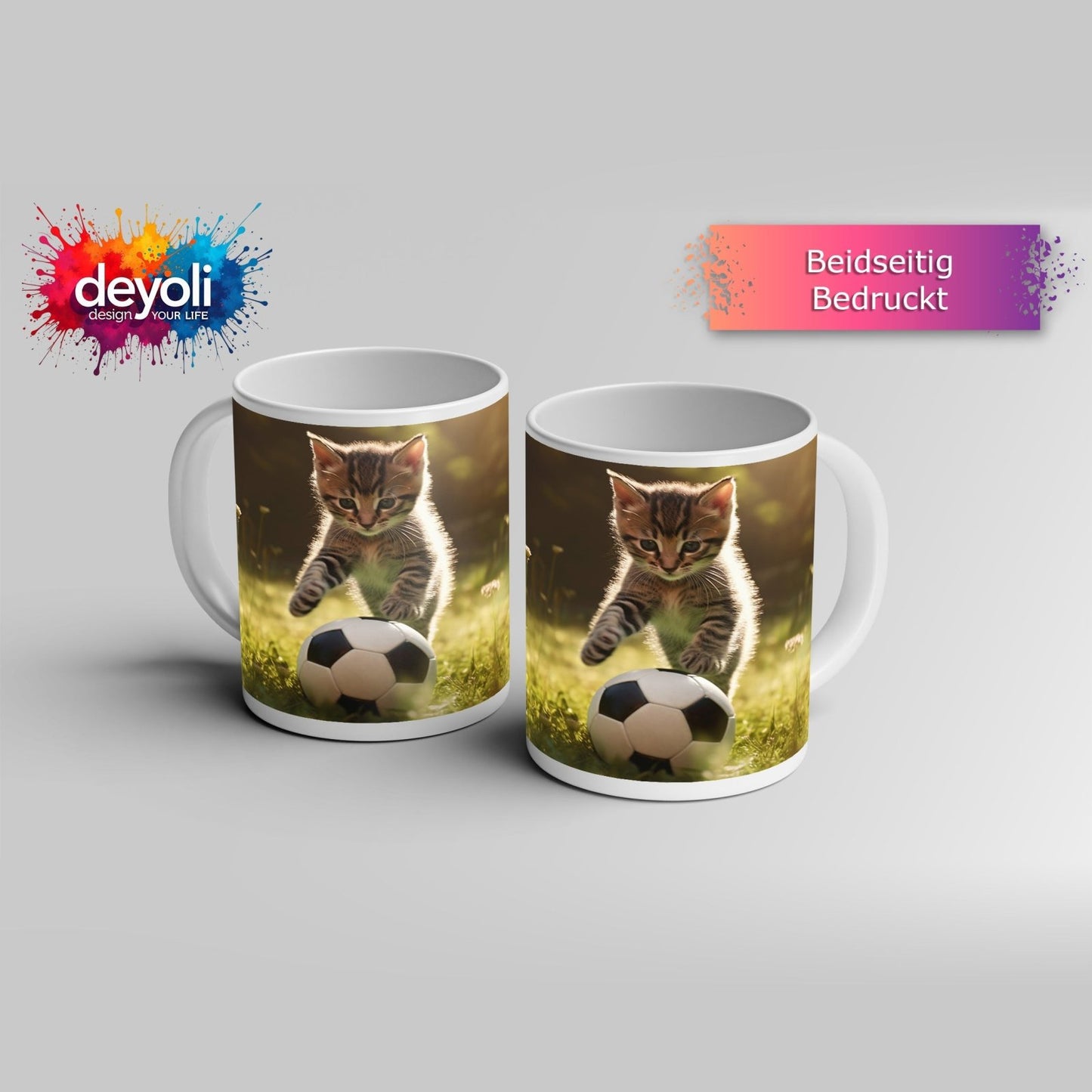 Motivtasse Katzenkick – flauschiger Fußballspaß im Sonnenlicht. - deyoli