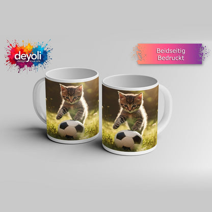 Motivtasse Katzenkick – flauschiger Fußballspaß im Sonnenlicht. - deyoli