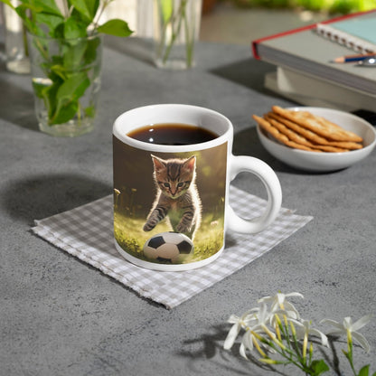 Motivtasse Katzenkick – flauschiger Fußballspaß im Sonnenlicht. - deyoli