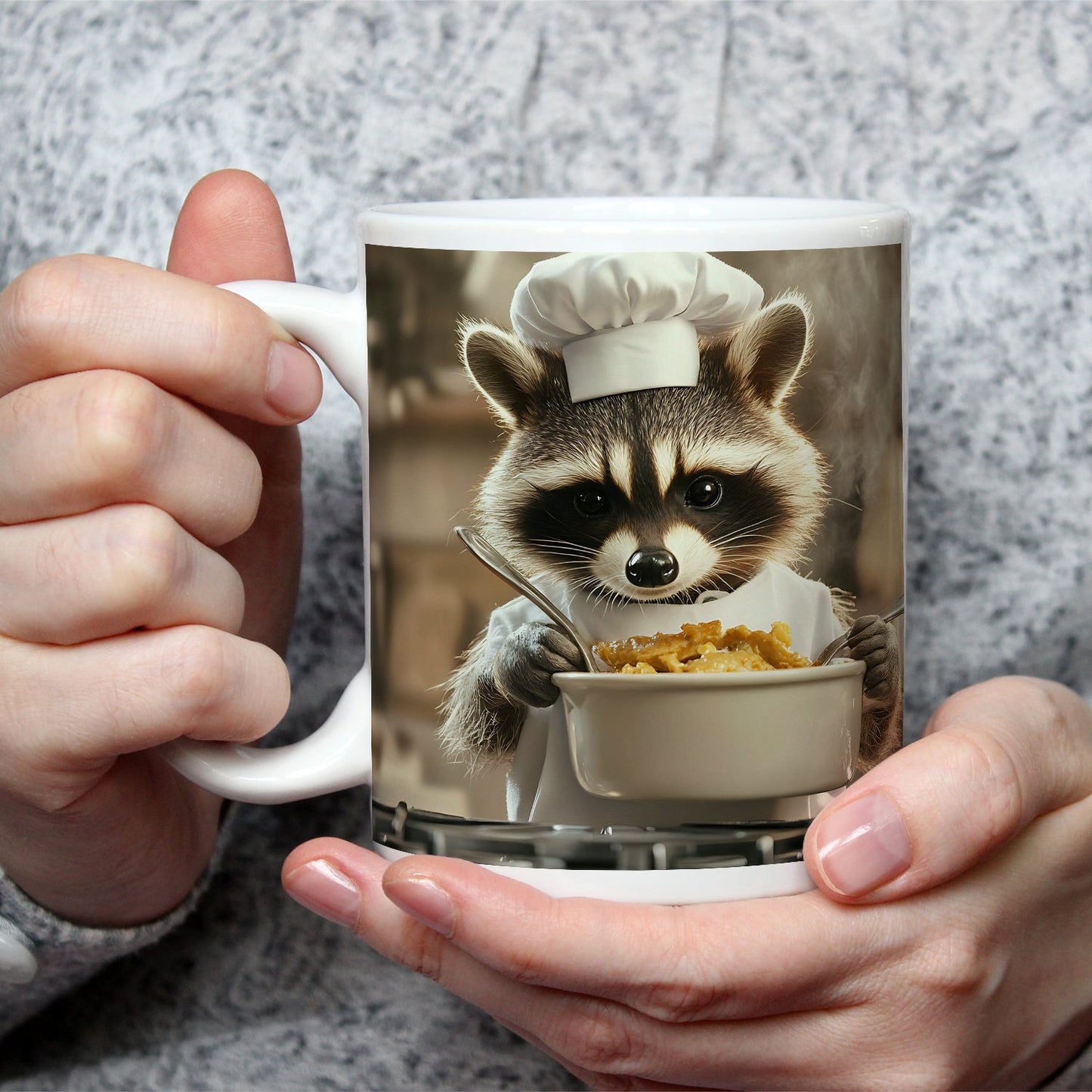Motivtasse Kleiner Koch, große Pfanne – Waschbär am Herd. - deyoli