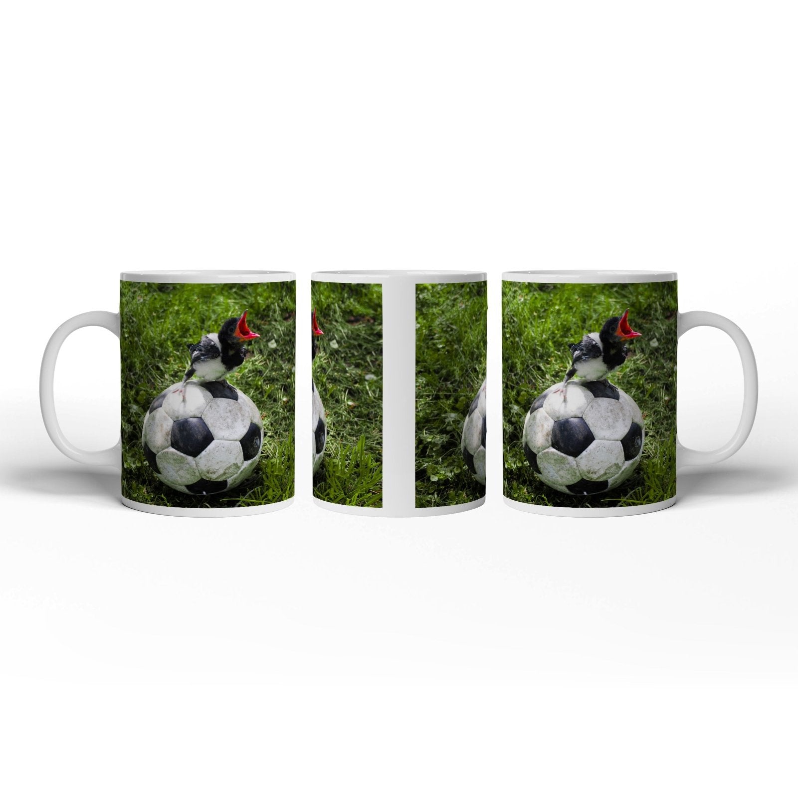 Motivtasse Kleiner Vogel, großer Ball – Aufstieg beginnt im Gras. - deyoli