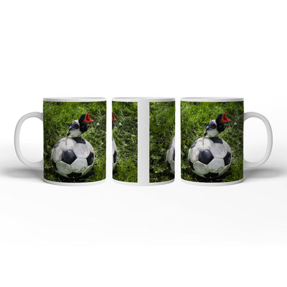 Motivtasse Kleiner Vogel, großer Ball – Aufstieg beginnt im Gras. - deyoli