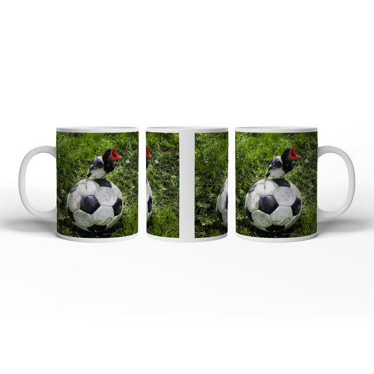 Motivtasse Kleiner Vogel, großer Ball – Aufstieg beginnt im Gras. - deyoli