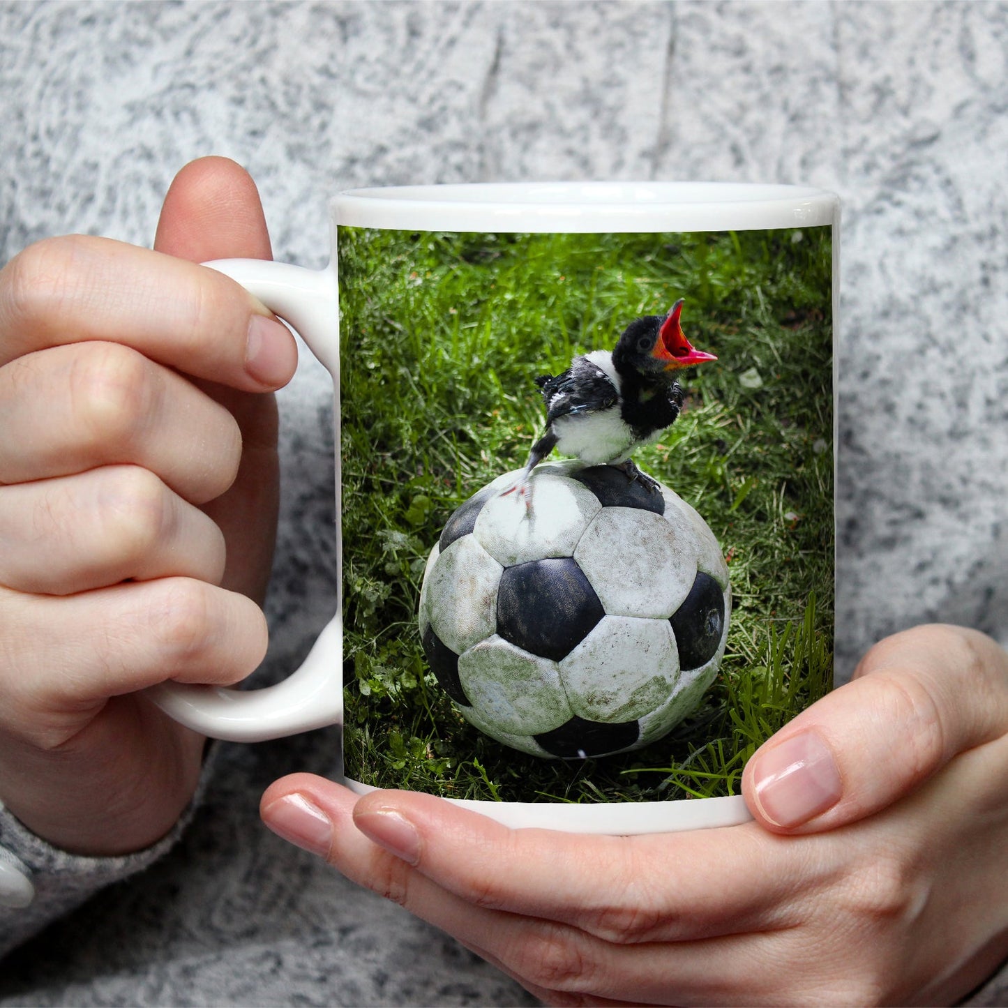 Motivtasse Kleiner Vogel, großer Ball – Aufstieg beginnt im Gras. - deyoli
