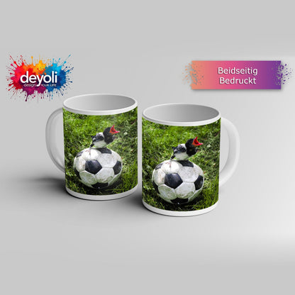 Motivtasse Kleiner Vogel, großer Ball – Aufstieg beginnt im Gras. - deyoli