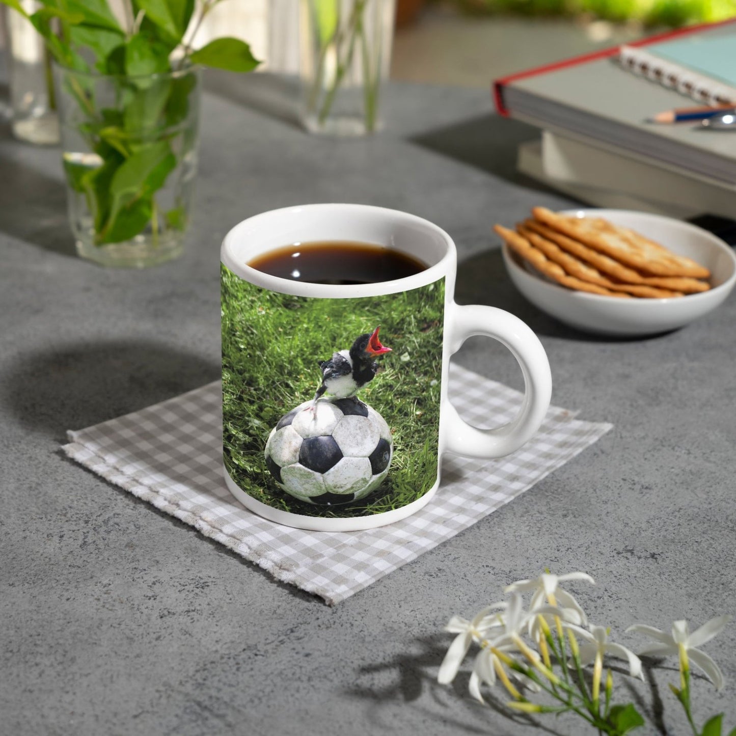 Motivtasse Kleiner Vogel, großer Ball – Aufstieg beginnt im Gras. - deyoli
