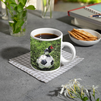 Motivtasse Kleiner Vogel, großer Ball – Aufstieg beginnt im Gras. - deyoli