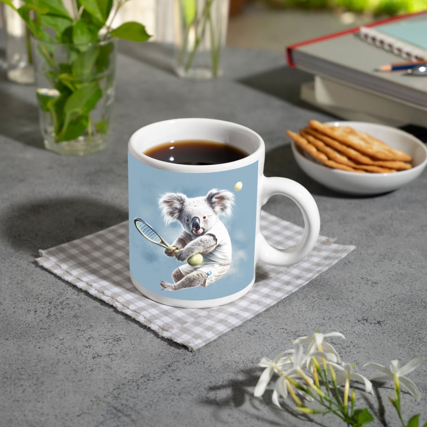 Motivtasse Koala am Court – flauschig, flink und fokussiert. - deyoli