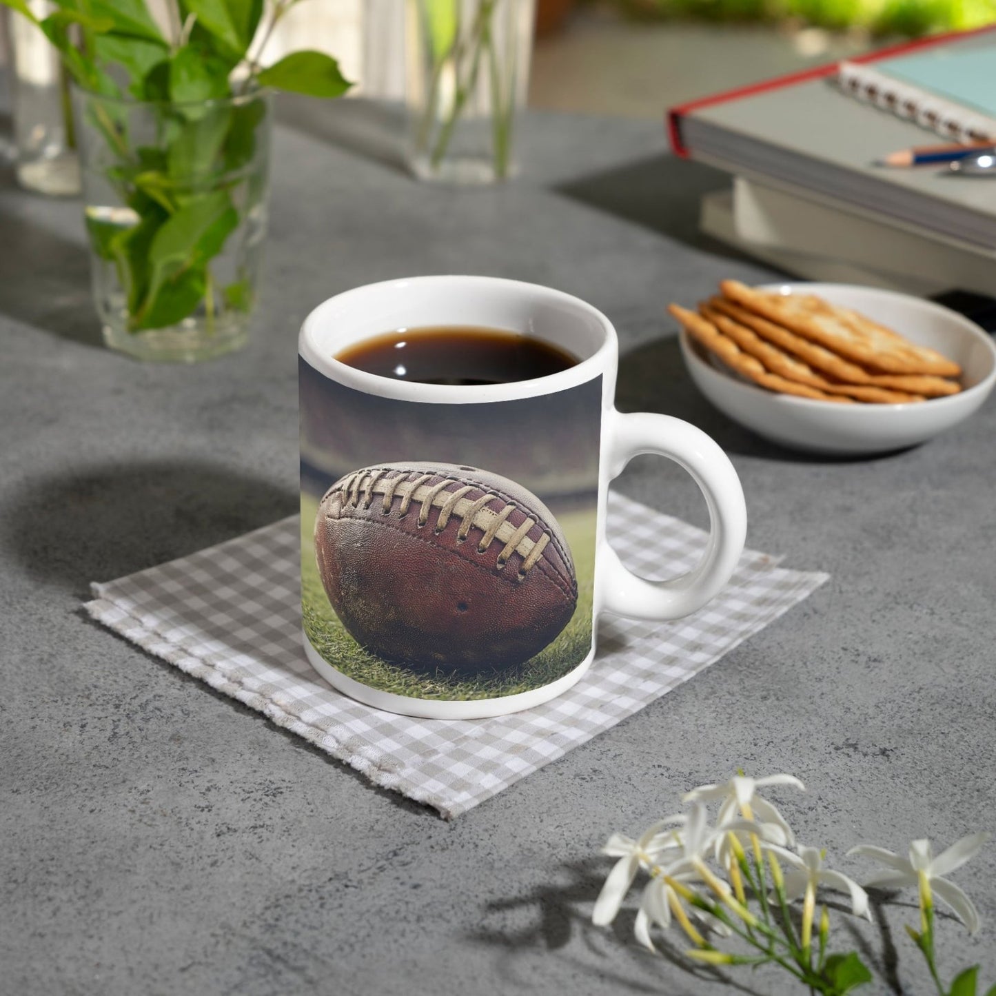 Motivtasse Leder, Rasen, Spannung – Football in Nahaufnahme. - deyoli