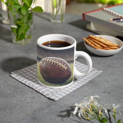 Motivtasse Leder, Rasen, Spannung – Football in Nahaufnahme. - deyoli