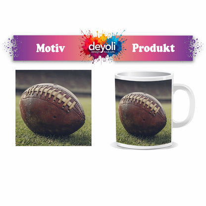 Motivtasse Leder, Rasen, Spannung – Football in Nahaufnahme. - deyoli