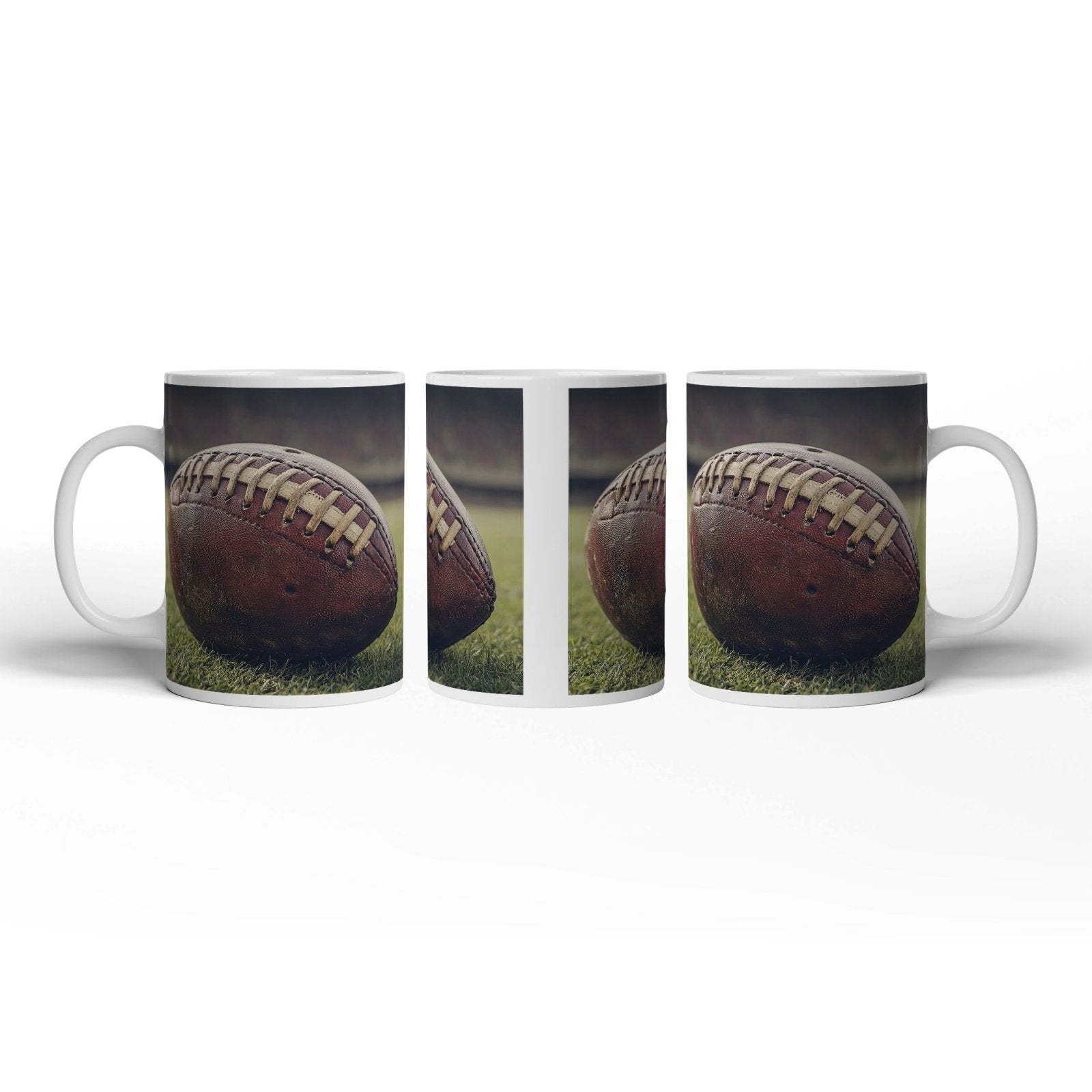 Motivtasse Leder, Rasen, Spannung – Football in Nahaufnahme. - deyoli