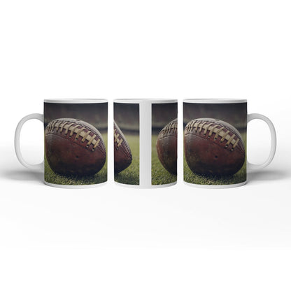 Motivtasse Leder, Rasen, Spannung – Football in Nahaufnahme. - deyoli