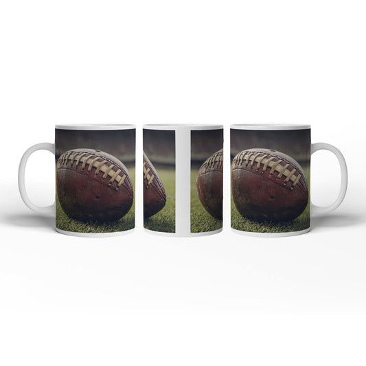 Motivtasse Leder, Rasen, Spannung – Football in Nahaufnahme. - deyoli