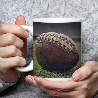 Motivtasse Leder, Rasen, Spannung – Football in Nahaufnahme. - deyoli