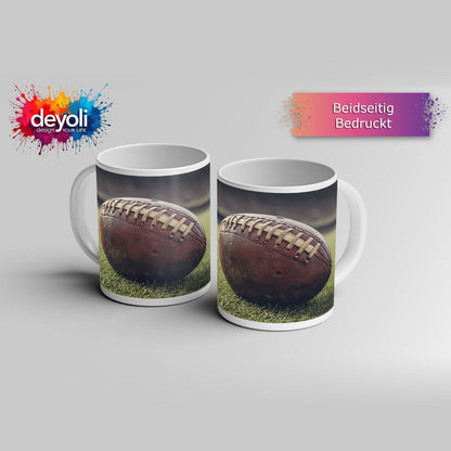 Motivtasse Leder, Rasen, Spannung – Football in Nahaufnahme. - deyoli