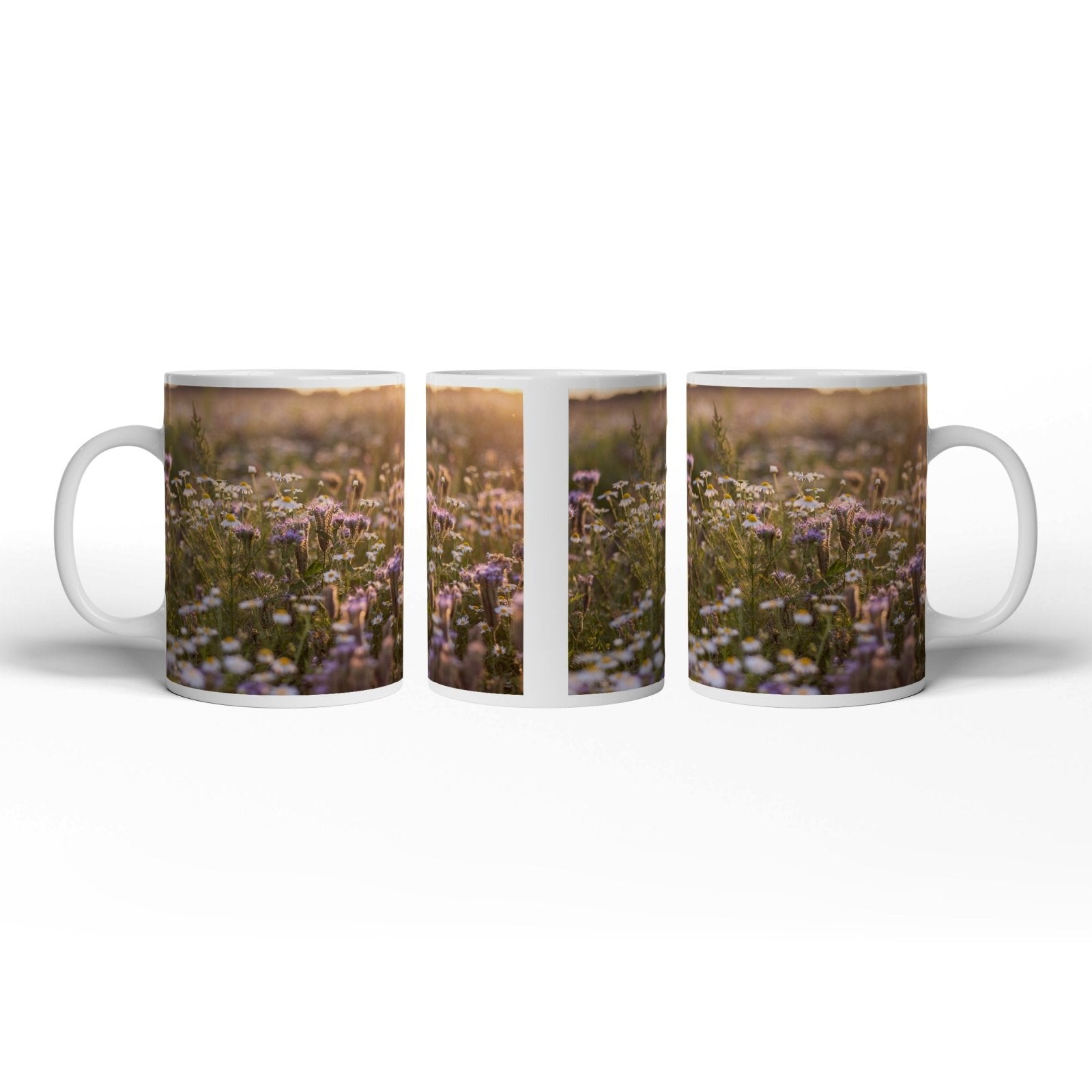 Motivtasse Lila Flüstern und Kamillen im Glanz der sinkenden Sonne. - deyoli