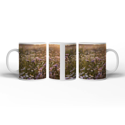 Motivtasse Lila Flüstern und Kamillen im Glanz der sinkenden Sonne. - deyoli