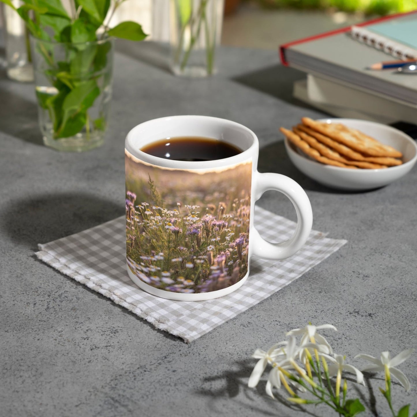Motivtasse Lila Flüstern und Kamillen im Glanz der sinkenden Sonne. - deyoli