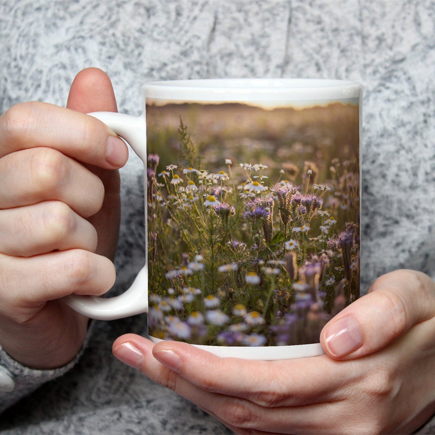 Motivtasse Lila Flüstern und Kamillen im Glanz der sinkenden Sonne. - deyoli