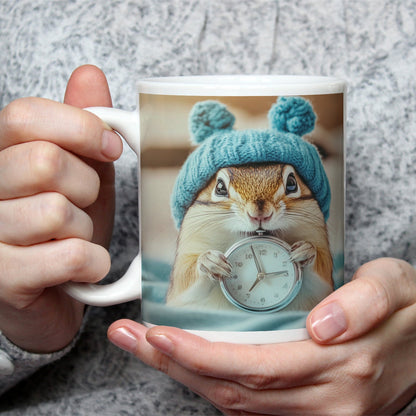 Motivtasse Morgenzauber – Eichhörnchen mit Uhr und Mütze. - deyoli