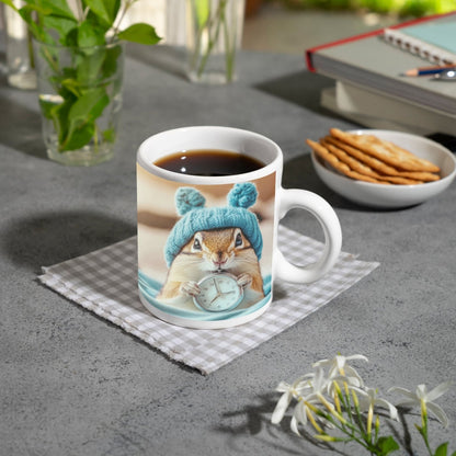 Motivtasse Morgenzauber – Eichhörnchen mit Uhr und Mütze. - deyoli