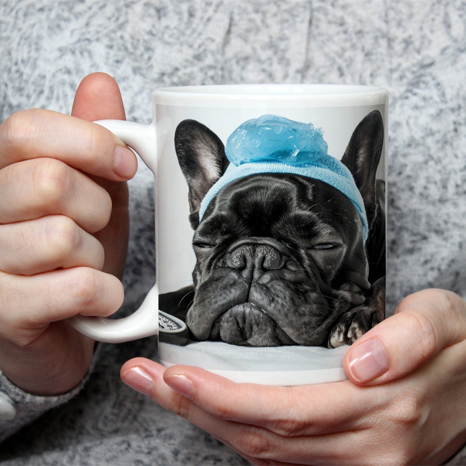 Motivtasse Müder Mops mit Fieber – Ruhe heilt auf vier Pfoten. - deyoli
