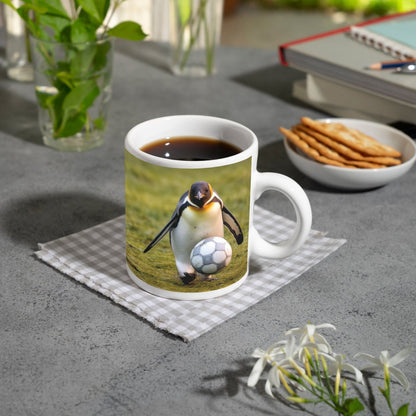 Motivtasse Pinguin mit Ballgefühl – elegant auf dem Spielfeld. - deyoli
