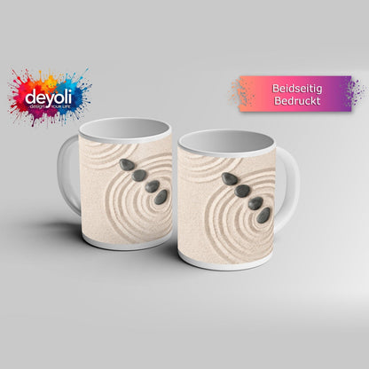 Motivtasse Ruhe in Kreisen – Zen - Garten aus Sand und Stein. - deyoli