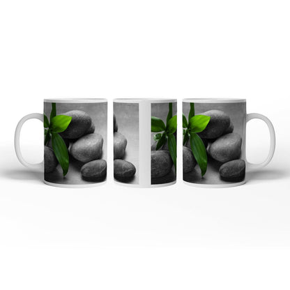 Motivtasse Ruhevolle Steine und Blattgrün – ein Stillleben der Balance. - deyoli
