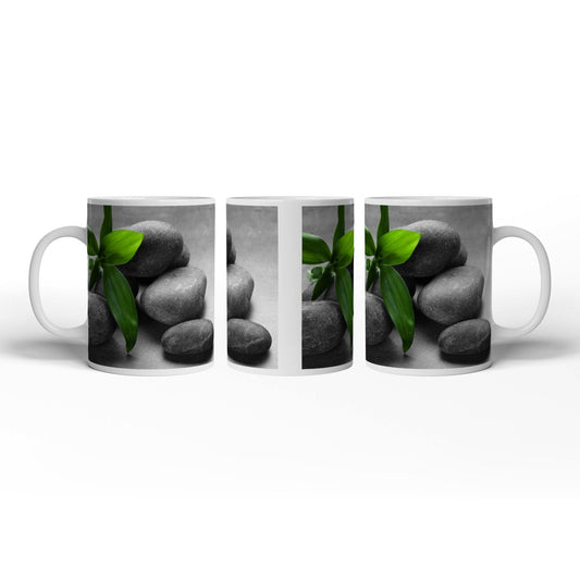 Motivtasse Ruhevolle Steine und Blattgrün – ein Stillleben der Balance. - deyoli