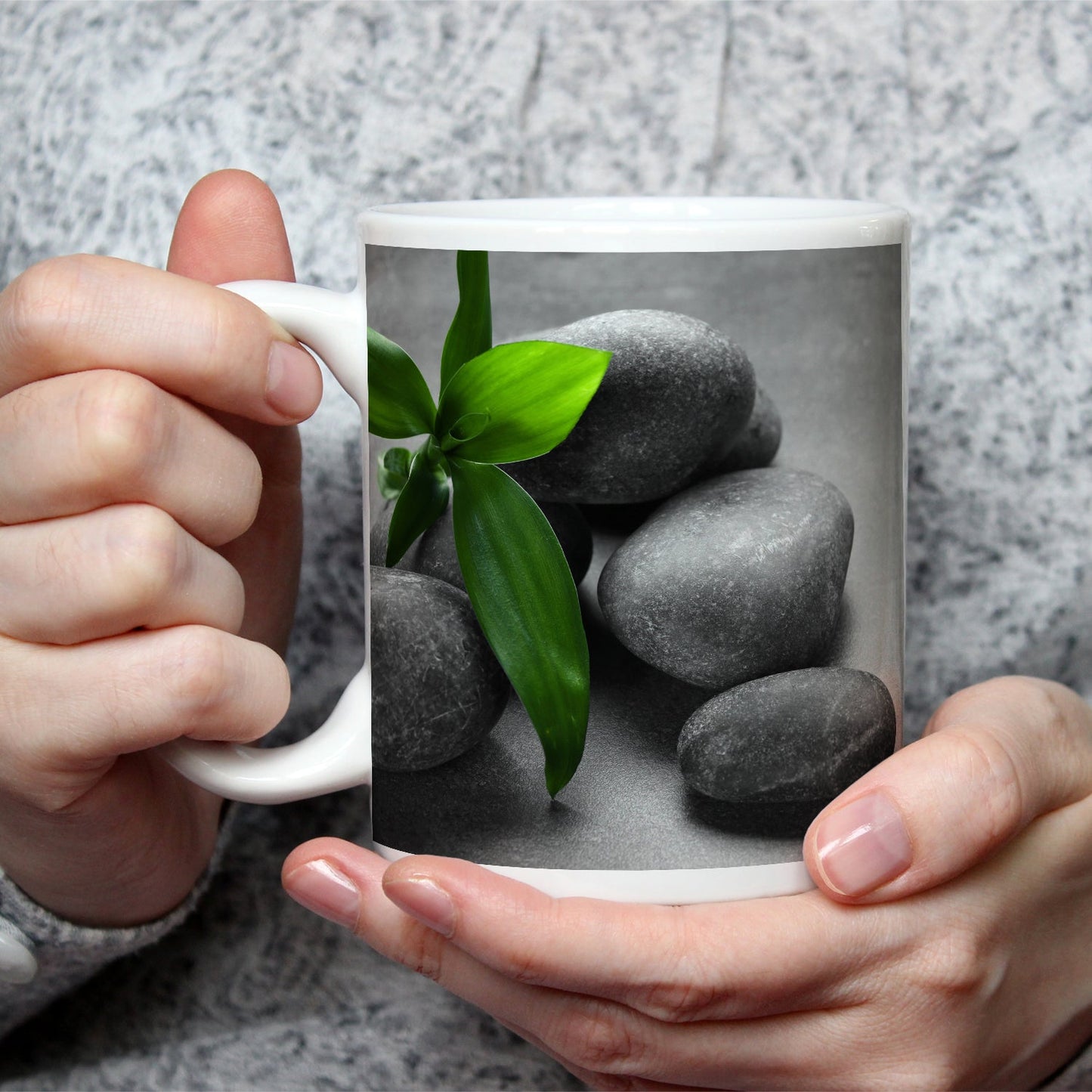 Motivtasse Ruhevolle Steine und Blattgrün – ein Stillleben der Balance. - deyoli